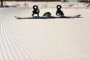 uitrusting om te snowboarden op een nieuwe geprepareerde sneeuw foto