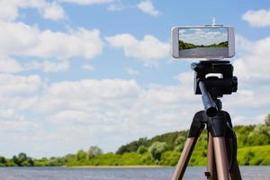smartphone gebruiken zoals professionele fotocamera op statief foto