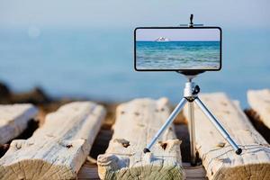 smartphone op statief foto en video maken van zeelandschap