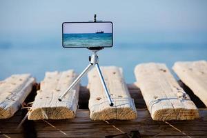 smartphone op statief foto en video maken van zeelandschap