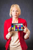 blonde vrouw met kleurenbord foto