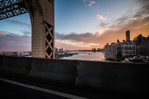 New York East River en Manhattan Skyscrappers uitzicht vanaf de Queensboro Bridge foto