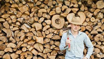 houthakker met strohoed op een achtergrond van hout foto