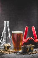 homebrew honing bruin bier, verschillende gerst en brouwapparatuur foto