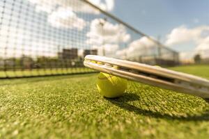 tennis racket met een tennis bal Aan een tennis rechtbank foto