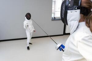 kinderen uithaal Aan Zwaarden. een kind in een klasse Bij een hekwerk school- foto