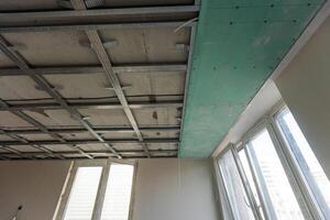 de metaal kader van de plafond, geluid isolatie, in de werkwijze van repareren een appartement foto