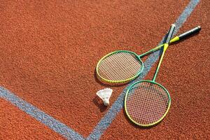 oud badminton rackets en veer shuttle foto