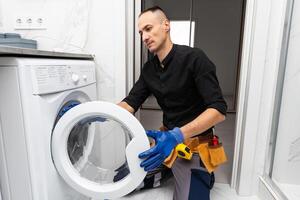 loodgieter vaststelling het wassen machine Aan wit achtergrond foto