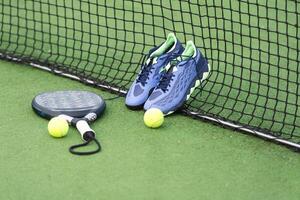 professioneel peddelen tennis racket met natuurlijk verlichting Aan blauw achtergrond. horizontaal sport thema poster, groet kaarten, koppen, website en app foto