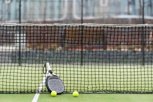 wit professioneel peddelen tennis racket met natuurlijk verlichting Aan blauw achtergrond. horizontaal sport thema poster, groet kaarten, koppen, website en app foto