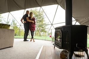 een paar dansen in geo- koepel tenten. foto