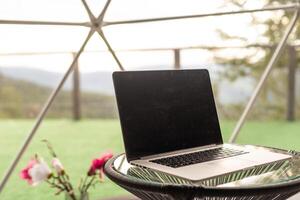laptop in de koepel camping, hygge, levensstijl concept foto