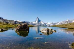 verbazingwekkend visie van toeristisch spoor in de buurt de matterhorn in de Zwitsers Alpen. foto