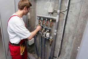 mannetje loodgieter vaststelling water meter met verstelbaar moersleutel. foto