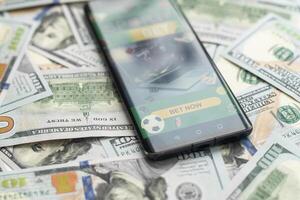 dollars en euro, smartphone met sport- inzet toepassing foto