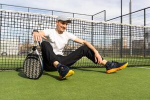 padel bij elkaar passen in een gras padel rechtbank - padel speler spelen een bij elkaar passen foto