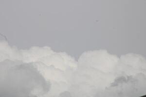 storm wolken in de lucht gedurende zomer foto