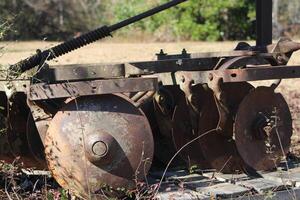 trekker met uitrusting zittend in een weide. foto