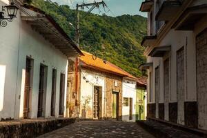 mooi antiek straten van de erfgoed stad- van honda gelegen in de afdeling van tolima in Colombia foto