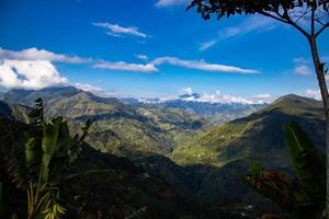 de verbazingwekkend landschappen van de centraal bereiken Aan de stijgen naar de hoog van brieven tussen de steden van Fresno en manizales in Colombia foto