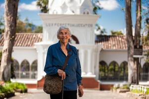 senior vrouw toerist Bij de mooi erfgoed stad- van salamina in de afdeling van calda's in Colombia foto