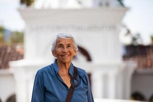senior vrouw toerist Bij de mooi erfgoed stad- van salamina in de afdeling van calda's in Colombia foto
