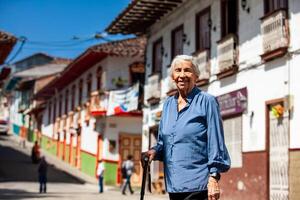 senior vrouw toerist Bij de mooi erfgoed stad- van salamina in de afdeling van calda's in Colombia foto