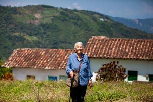 senior vrouw toerist Bij de mooi erfgoed stad- van salamina in de afdeling van calda's in Colombia foto