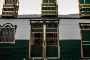 mooi facade van de huizen Bij de historisch downtown van de erfgoed stad- van salamina gelegen Bij de calda's afdeling in Colombia. foto