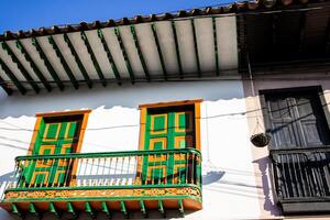 mooi facade van de huizen Bij de historisch downtown van de erfgoed stad- van salamina gelegen Bij de calda's afdeling in Colombia. foto