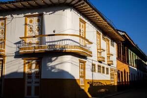 mooi facade van de huizen Bij de historisch downtown van de erfgoed stad- van salamina gelegen Bij de calda's afdeling in Colombia. foto