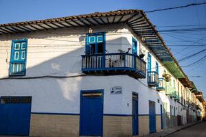 mooi straten Bij de historisch downtown van de erfgoed stad- van salamina gelegen Bij de calda's afdeling in Colombia. foto