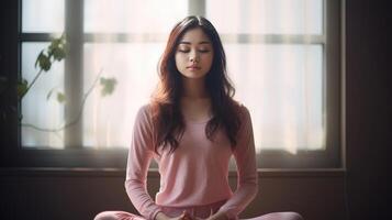 ai gegenereerd Aziatisch vrouw in zacht roze Sportkleding aan het doen yoga in voorkant van venster, kalmte gezond jong dame mediteren Bij huis, daglicht, wazig achtergrond, sport, Gezondheid, zelfzorg concept, minimalistische stijl foto