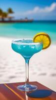 ai gegenereerd glas van cocktail Aan strand bar balie, blauw lucht, wit oceanisch zand, licht wazig achtergrond, selectief focus, kopiëren ruimte foto