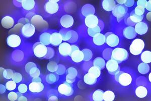 wazig bokeh magisch achtergrond. blauw en wit verloop. flikkering confetti patroon. abstract Kerstmis en nieuw jaar vakantie effect. feestelijk blauw lichtgevend achtergrond. foto