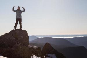 zegevierende vrouw geniet van het succes van de top van de richardson-berg foto