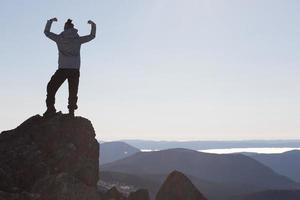 zegevierende vrouw geniet van het succes van de top van de richardson-berg foto