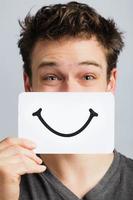 vrolijk portret van iemand met een lachend moodboard