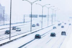 sneeuwstorm op de weg foto