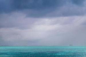 bewolkte Caribische lucht en koralen vanuit verhoogd zicht