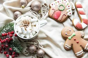 Kerstmisachtergrond met versieringen, cacao en peperkoekkoekjes. foto