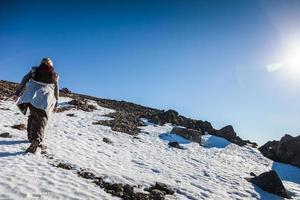 vrouw die de top van richardson mountain bereikt in nationaal park van gaspe in quebec, canada foto