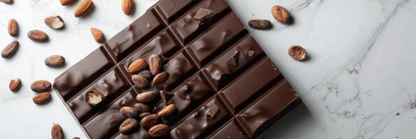 chocola bar met cacao bonen en amandelen verspreide in de omgeving van het foto