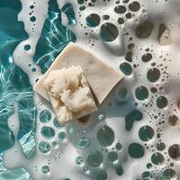 drijvend exfoliëren zeep bar in de zee foto