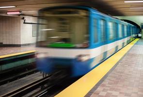 bewegende metro met een leeg metroplatform. foto