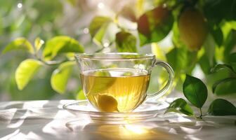 bergamot thee in een Doorzichtig glas kop met groen bladeren Aan achtergrond foto