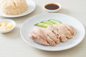 hainanese kiprijst of rijst gestoomd met kippensoep foto