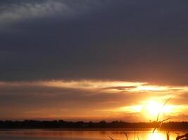 oranje Bij zonsondergang, mooi met wolken foto