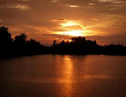 oranje Bij zonsondergang, mooi met wolken foto